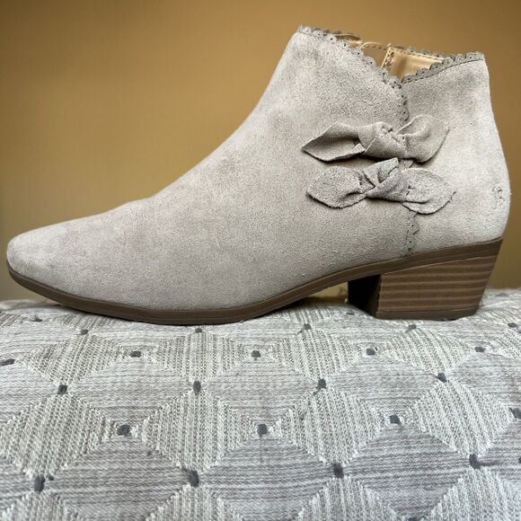 Jack Rogers Kali Taupe Tan Suede Ankle Boot Booties Bow Side Zip Women’s 7.5 - 8 - Picture 1 of 16